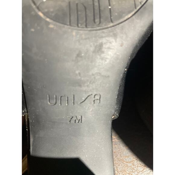 UNISA Closed Toe Heeled Shoe. Size 7M - Picture 4 of 4